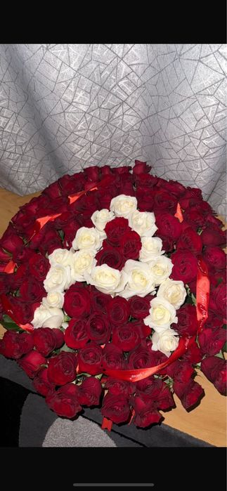 Цветы, розы с пермешку с белыми , буква А