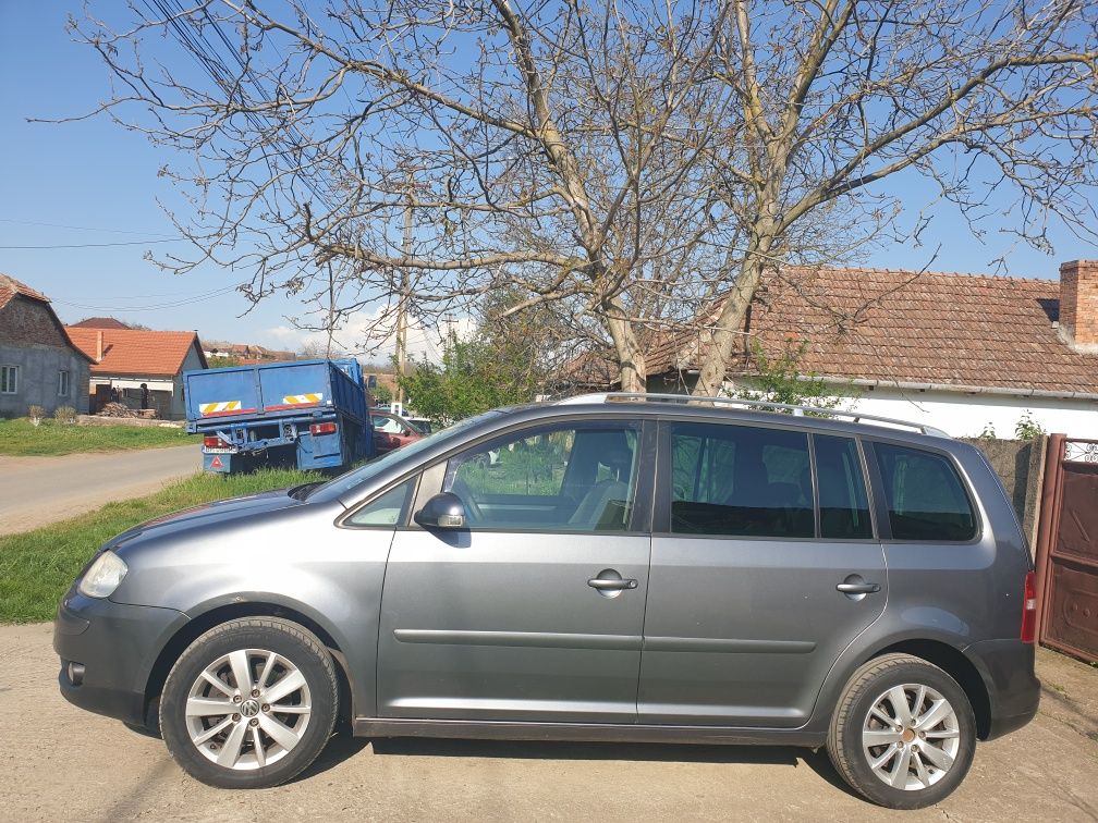 Vând Volkswagen Touran