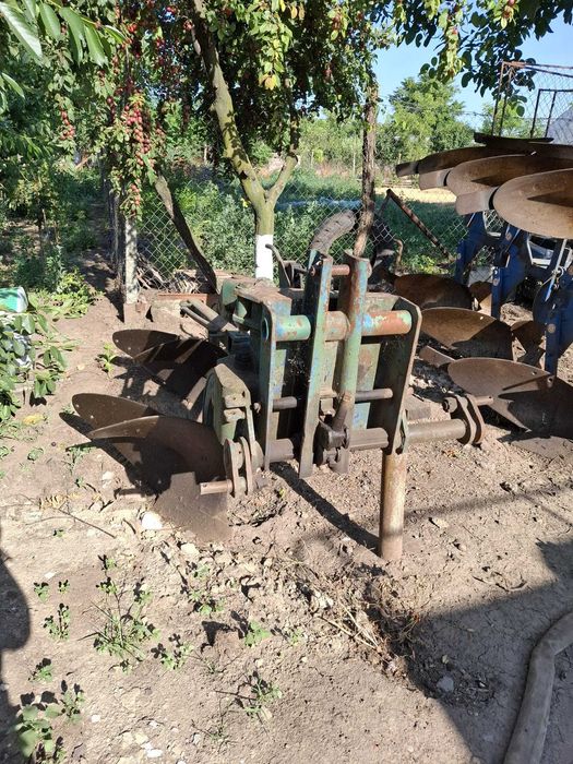 Plug cu 2 brazde (2 cormane) pentru tractor, cu roată de copiere