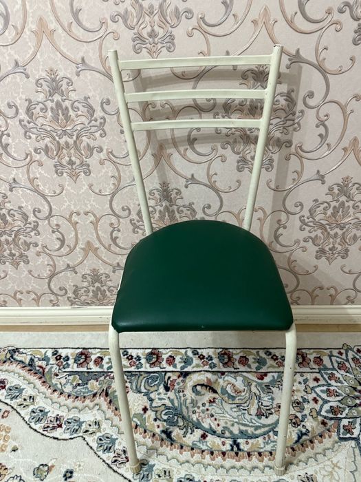 Удобный и прочный стул в отличном состоянии