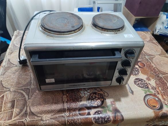 Мини готварска печка морфи ричърдс с два котлона и фурна с вентилатор.