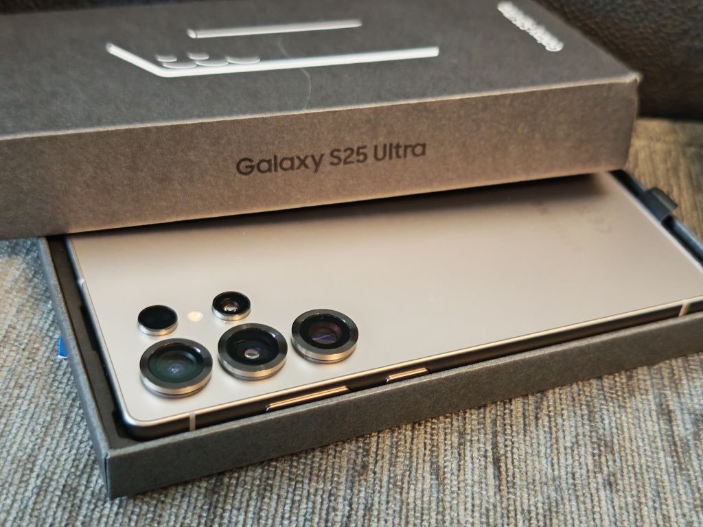 КАТО НОВ 256GB Samsung S25 12GB 5G Ultra A1 Гаранция 2027 Gray
