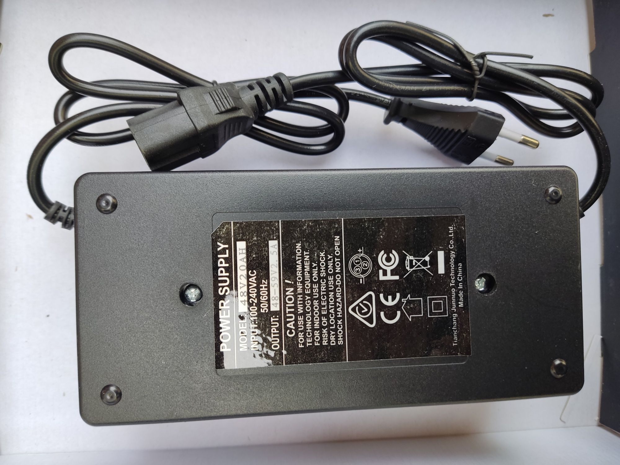 incarcator-pentru trotineta electrica 48v20 max output 54.6 V