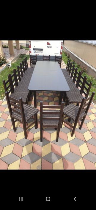 Masa cu scaune la comanda