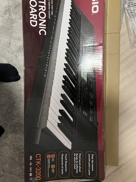 Orga CASIO CTK-3200 cu stativ si pedala
