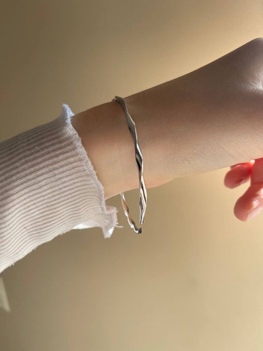 Елегантна минималистична гривна тип маншет.