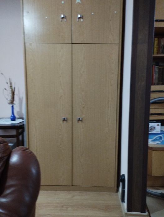 Продавам двукрилен гардероб