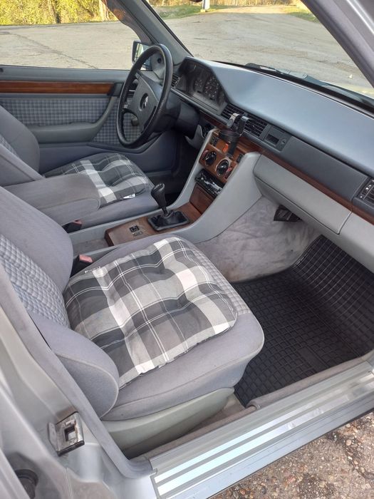 Mercedes E250   W124