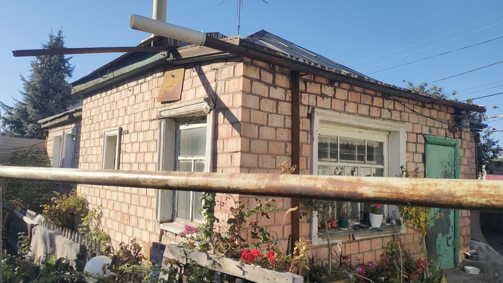 срочно продаётся дом район жаровни . торг уместен реальному покупател