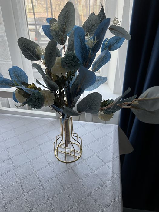 Декоративные цветы с вазой