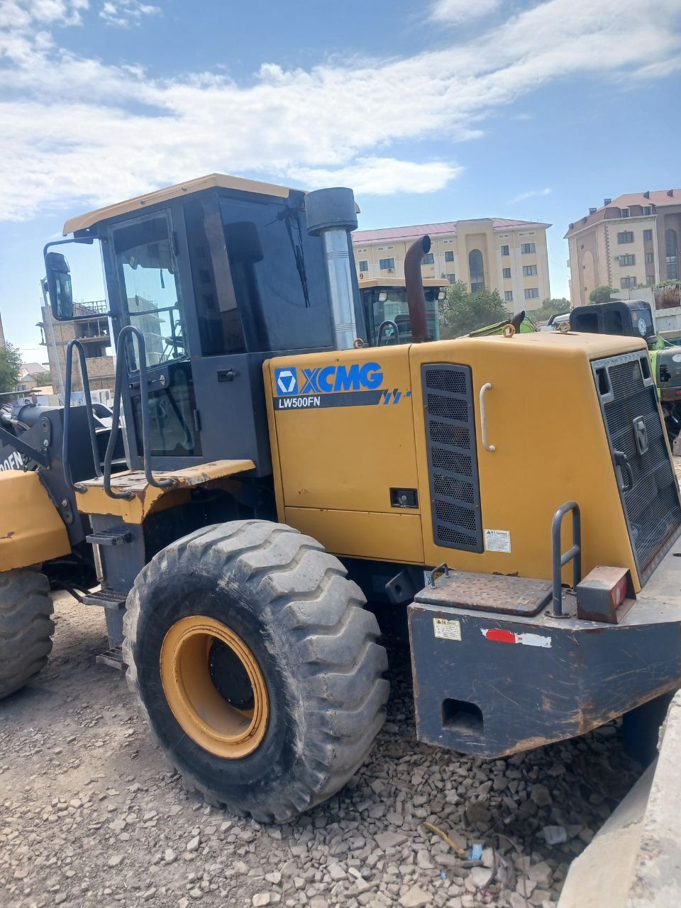 Погрузчик сотилади 3 кублик 2019й моточас 7000с  31000&