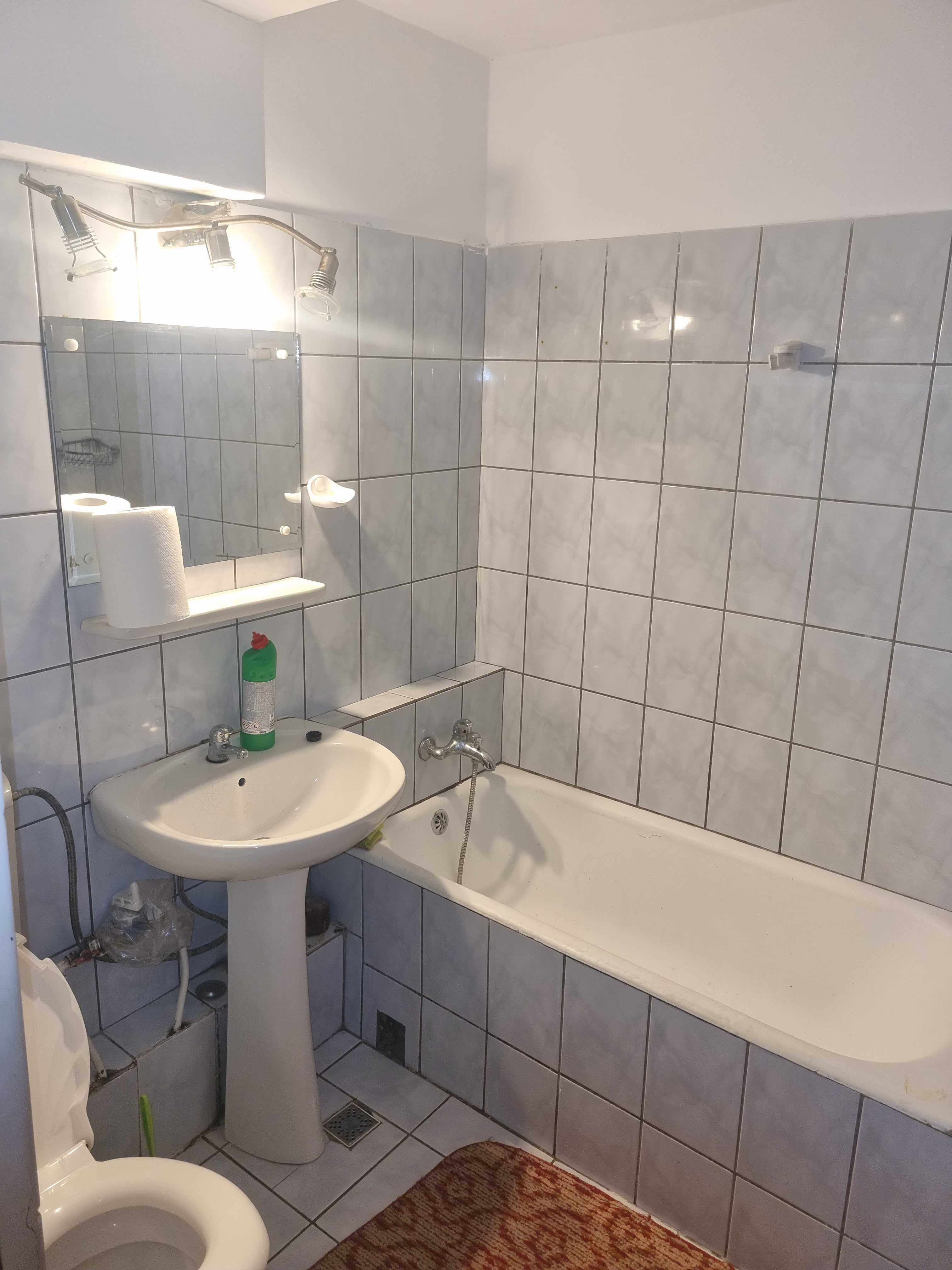 Închiriez apartament 4 camere