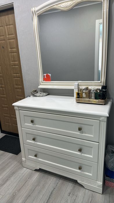 Продам комод с зеркалом