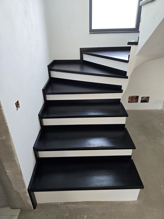 Scări din lemn masiv, trepte, contratrepte, balustradă, riflaj