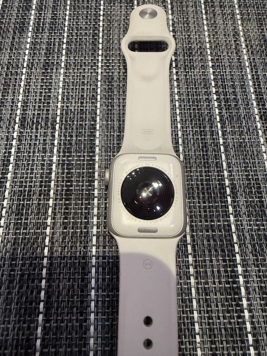 Apple watch SE 2023 година