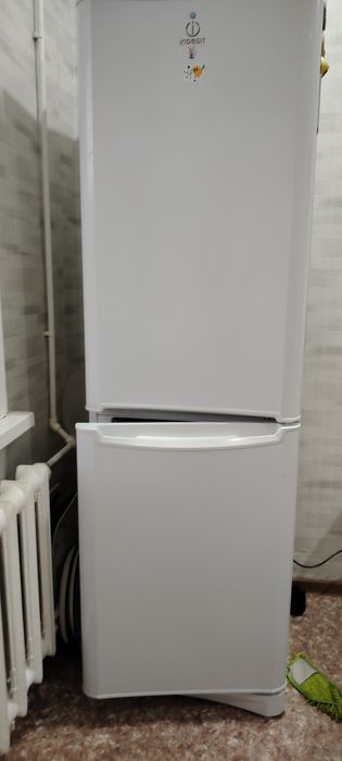 Продам холодильник б/у рабочий 25тыс с торгом