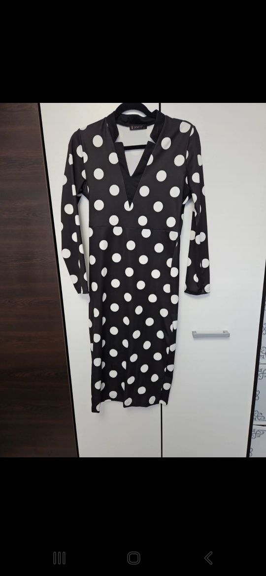 Rochie cu buline și mâneci lungi
