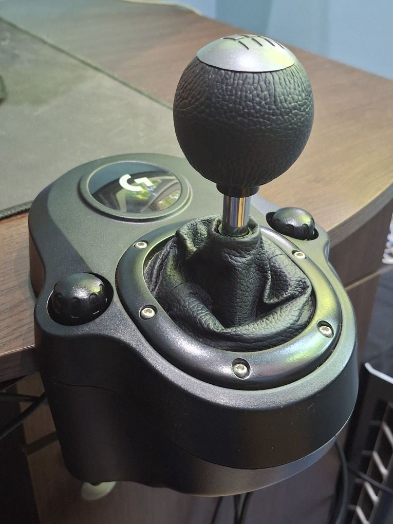Волан Logitech G920 + педали + скоростен лост
