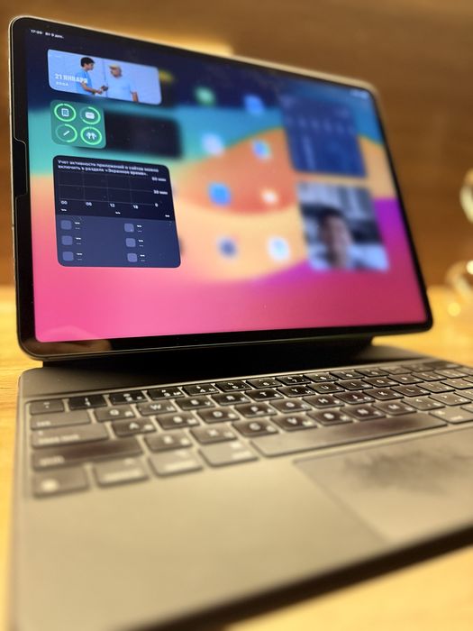 Продам свой IPad pro 12.9 ( 6 gen) 256 gb сим кар+ клавиатура + s-pen