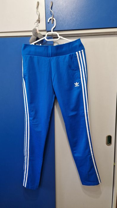 Pantaloni trening Adidas.