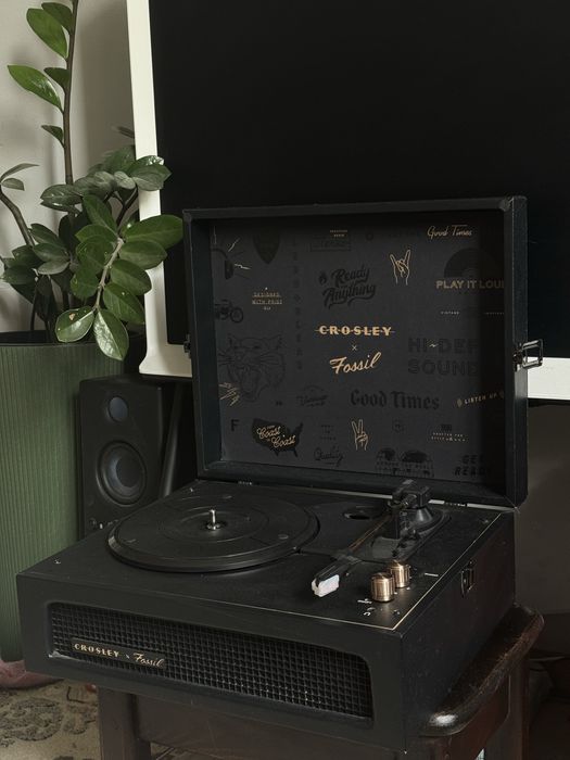 Проигрыватель винила Crosley x Fossil (Black), лимитированная серия