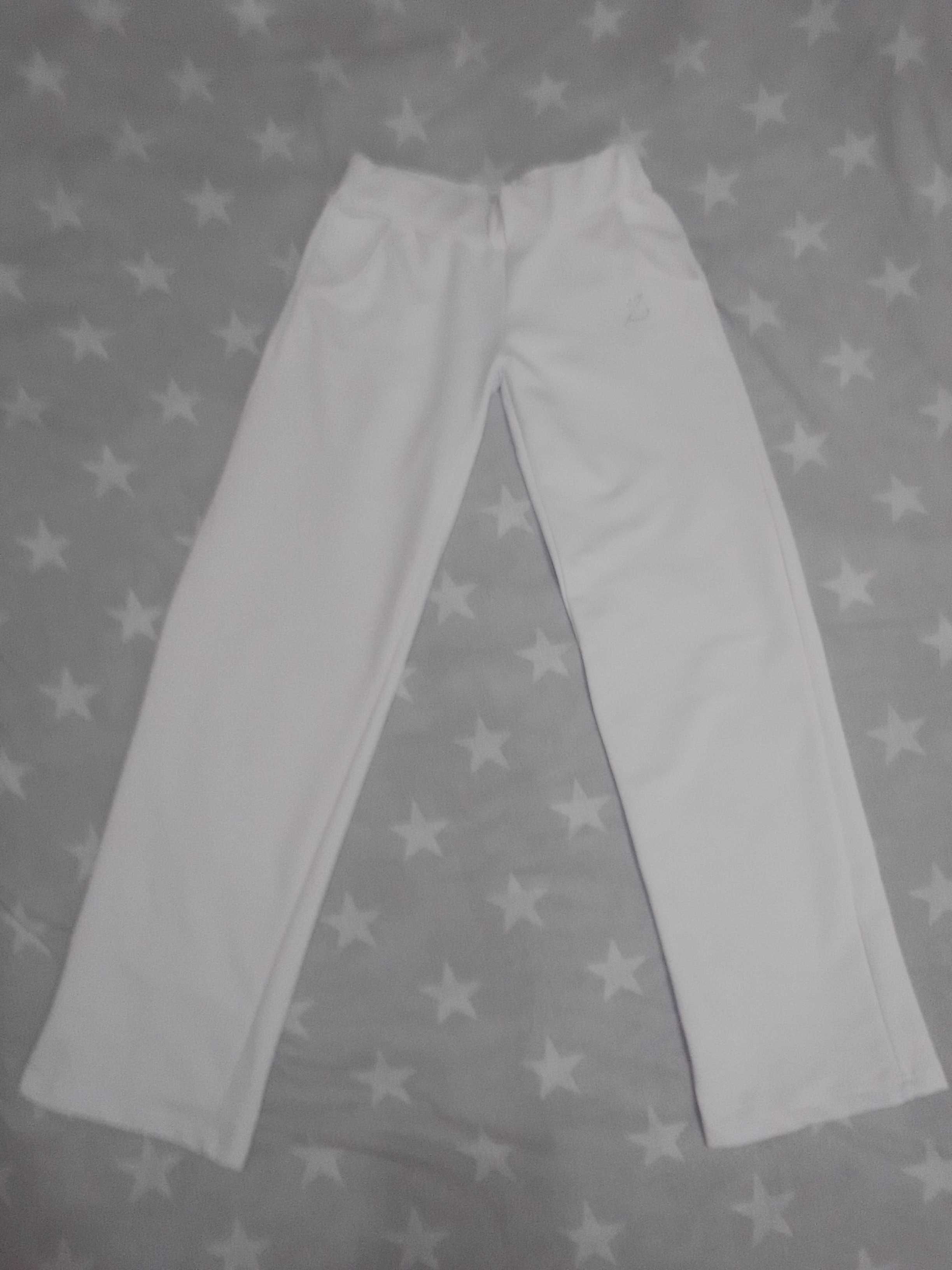 Немачкащ се панталон – спортно елегантен стил, оформящ ханша.