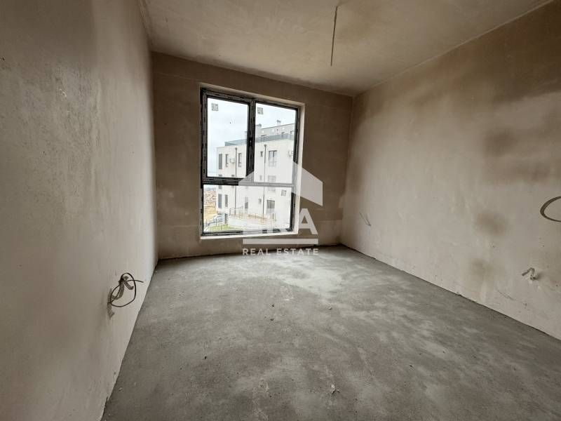 Тристаен, ексклузивен, източен апартамент за продажба, с голяма дневна