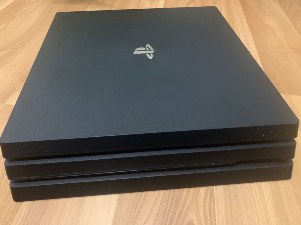 Перфектен Playstation 4 Pro с игри PS4