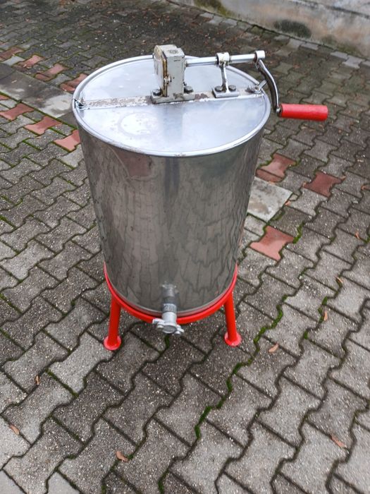 Vand extractor manual de miere, 3 rame. Pret 1000 LEI.