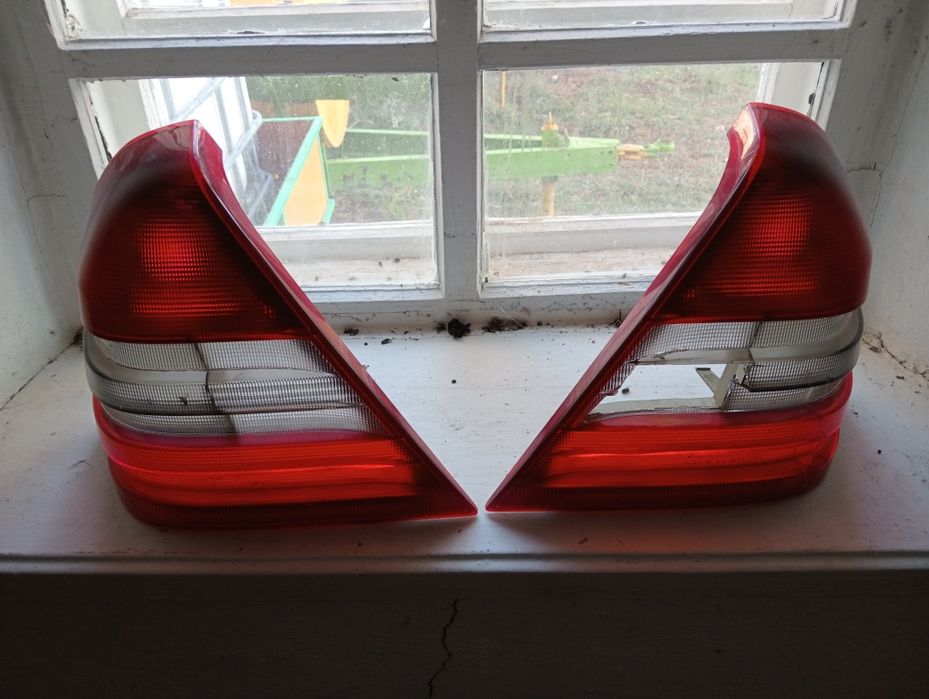 На Мерседес w202.  Габариты оригинал.бампер с4.3. сайлентблок балки...