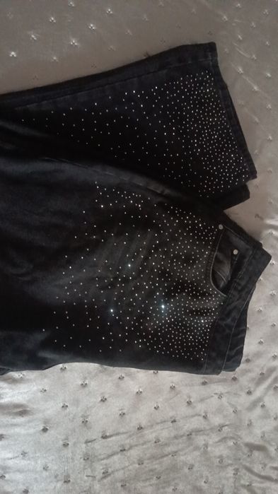 Дънки с прав крачол и камъни