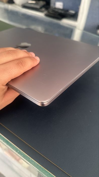 MacBook Pro, 2017 / Core i7 / Touch bar / 13-inch / 16 Gb x 256 Gb