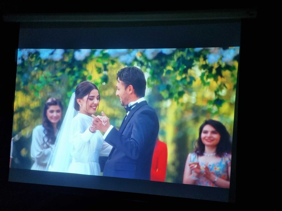 Проектор Epson EB-E400 WiFi есть