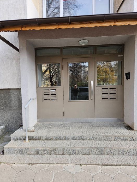 Просторен и светъл тристаен апартамент, разположен в кв. Надежда 1