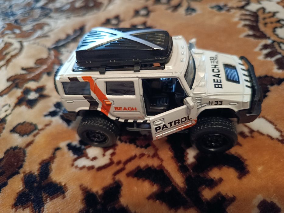 Продам модель внедорожника новая