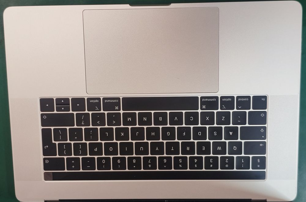 Dezmembrez MacBook Pro A1990