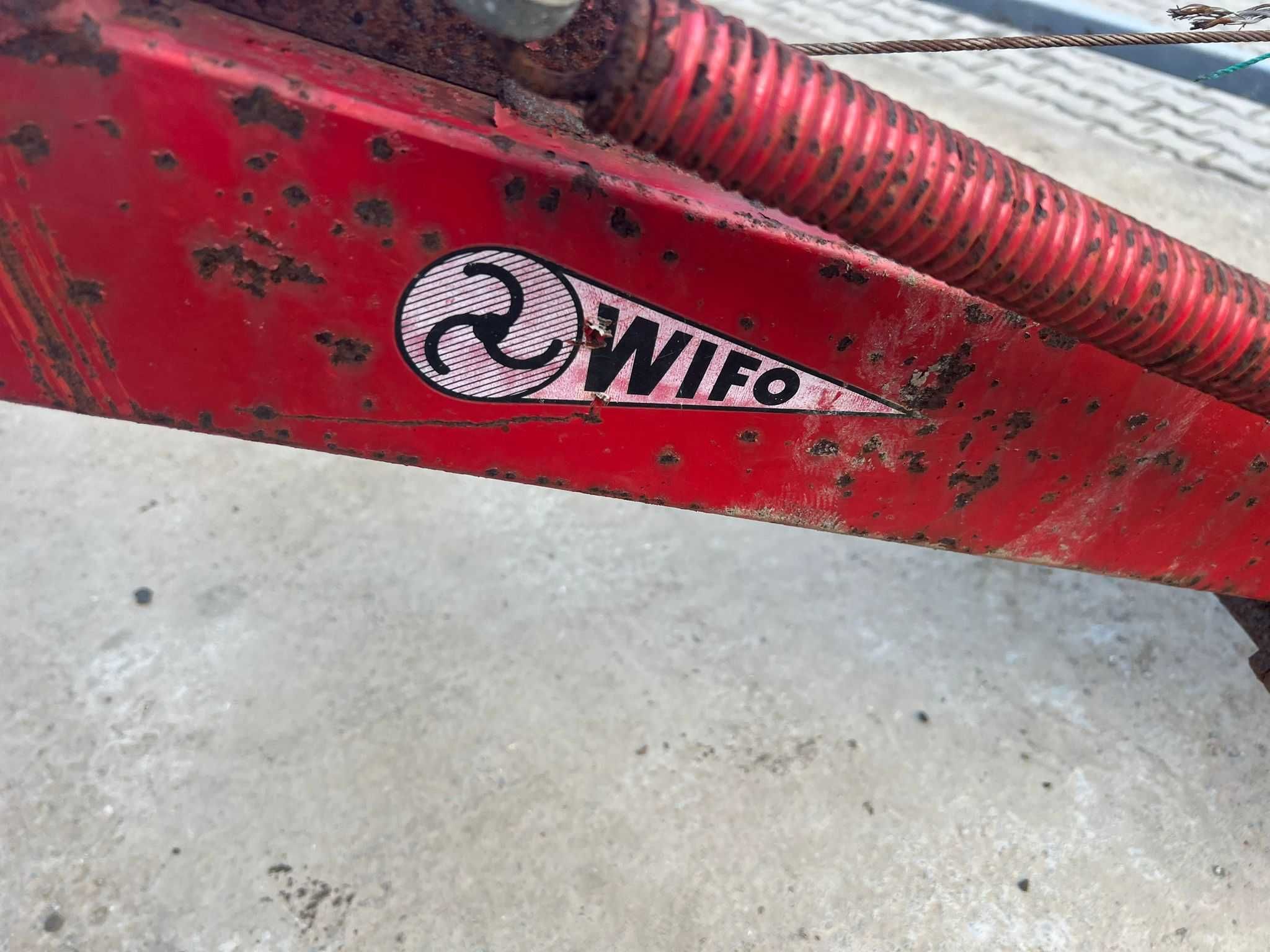Incarcator pe tiranti tractor  marca Wifo - pentru gunoi