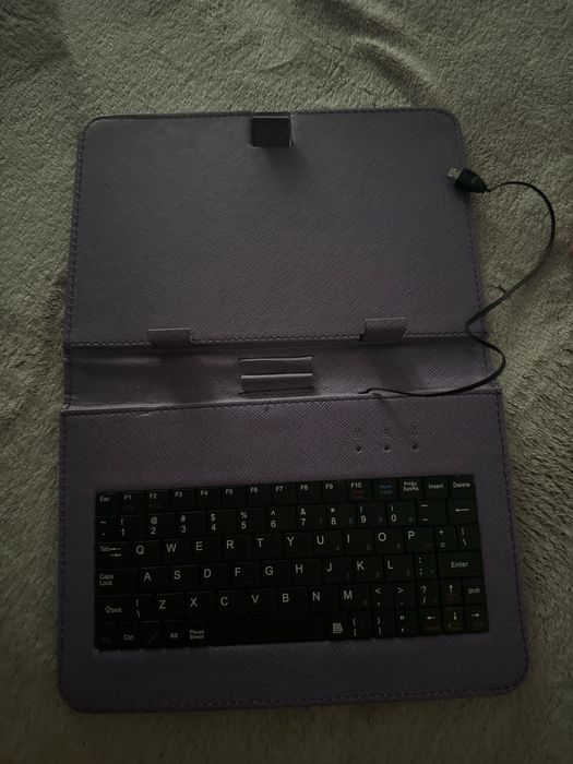 Лилав калъф за таблет с вградена USB клавиатура