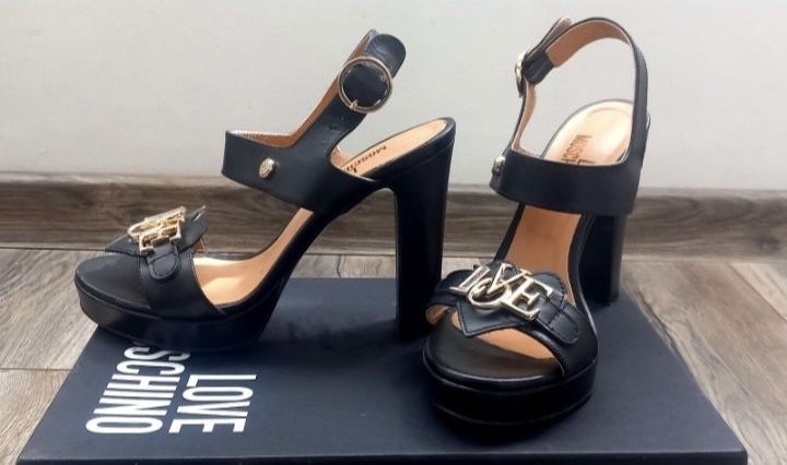 Уникални обувки Love Moschino