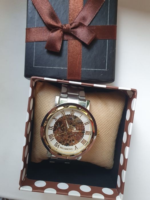 Ceas tip Skeleton si fluture, noi