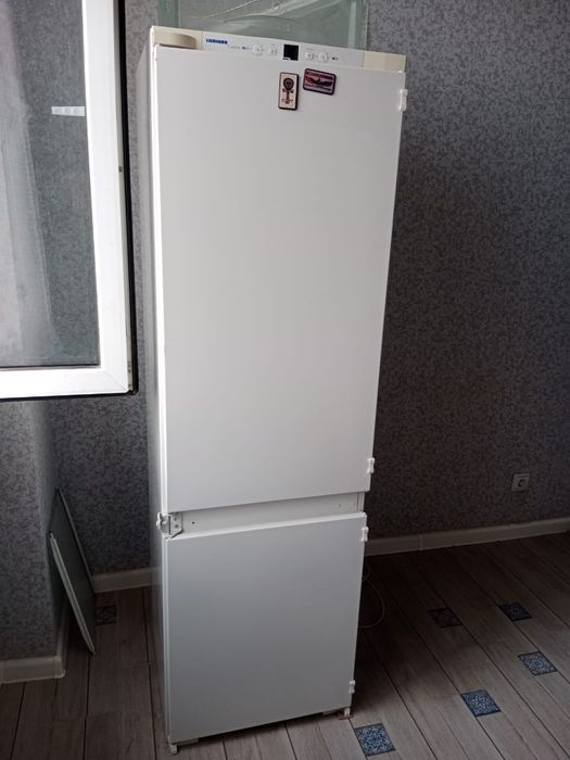 Белый холодильник