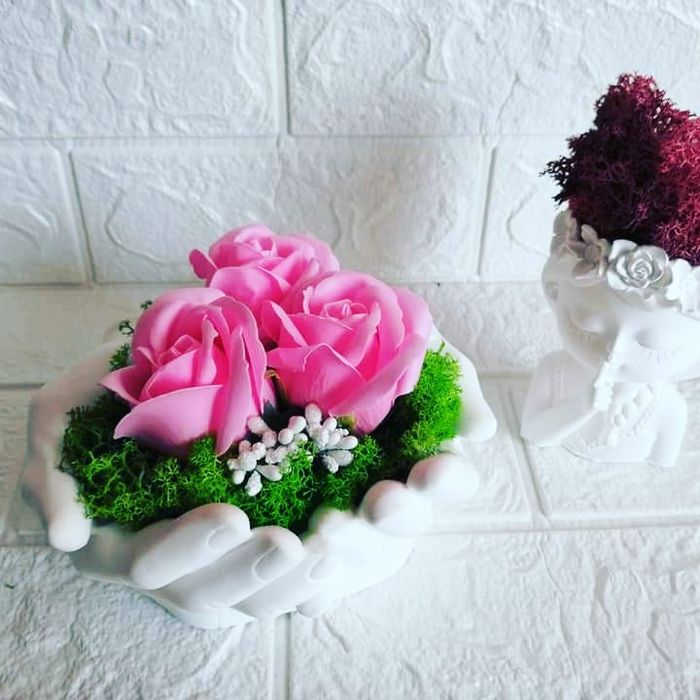 Керамична кашпа със сапунени рози и скандинавски мъх