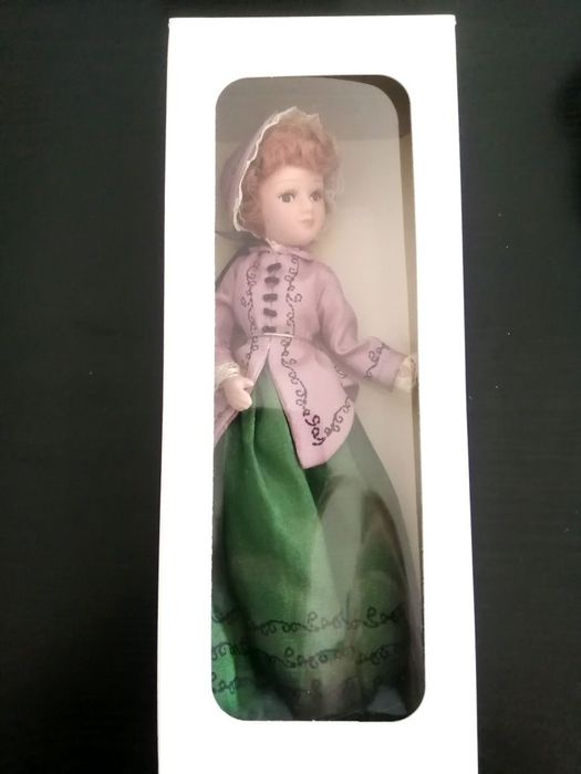 Papusa portelan ambalata in cutie