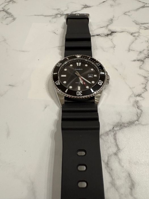 Продавам часовник Casio MDV 107 D