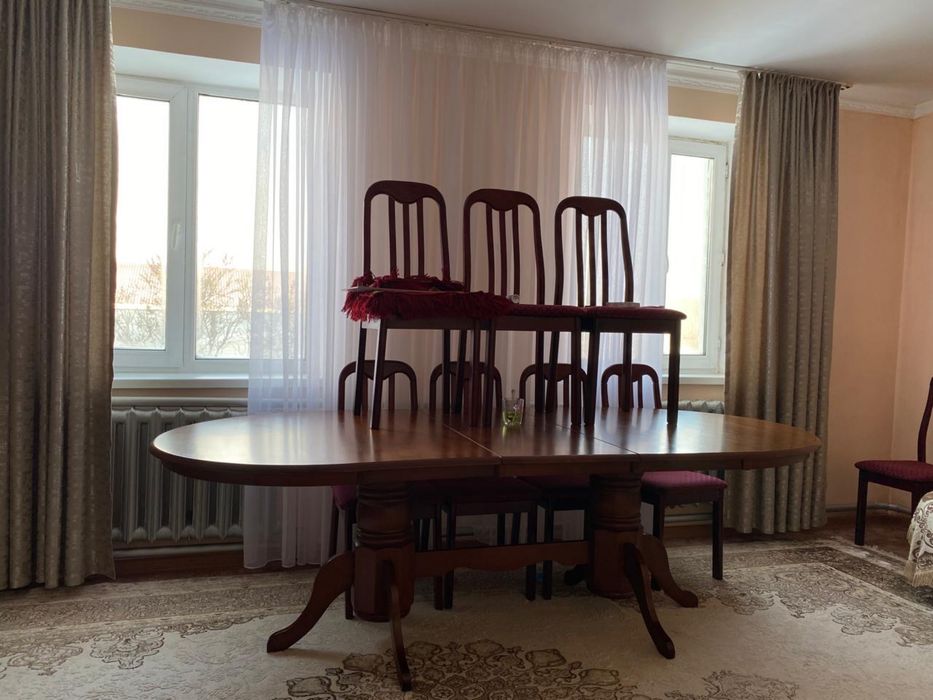 Овальный стол для гостинной