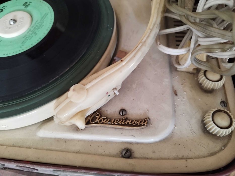 Продавам грамофон стар руски