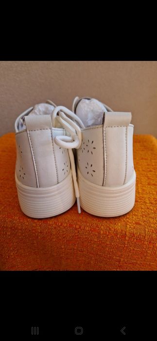 Pantofi din piele naturală, albi, cu perforații ,cu platformă Pass Col