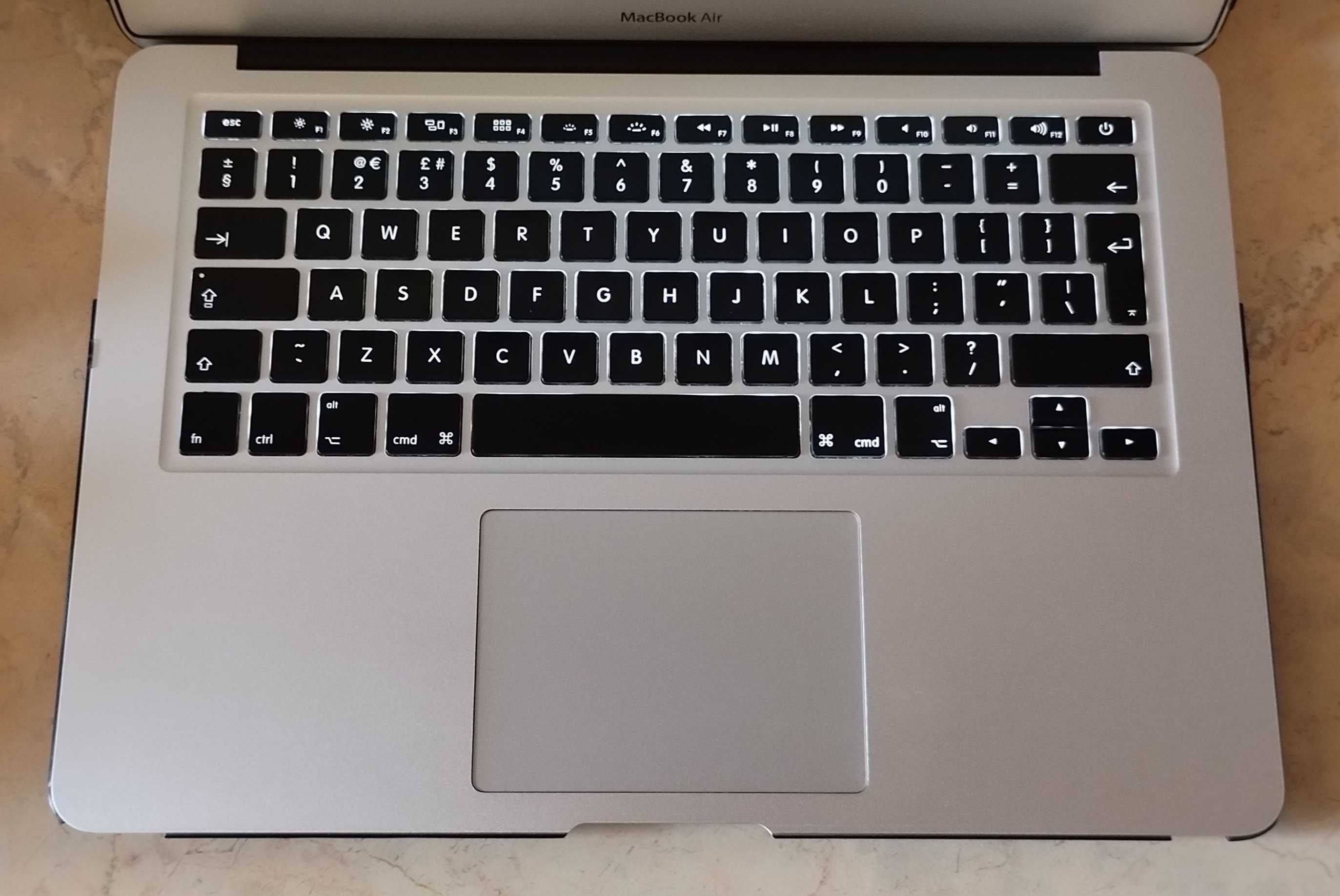 MacBook Air 13,3 инча (А1466) - пълен комплект (като нов) + подарък