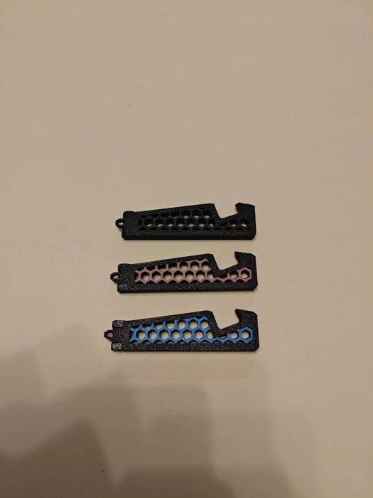 3D принтирана сгъваема стойка за телефон