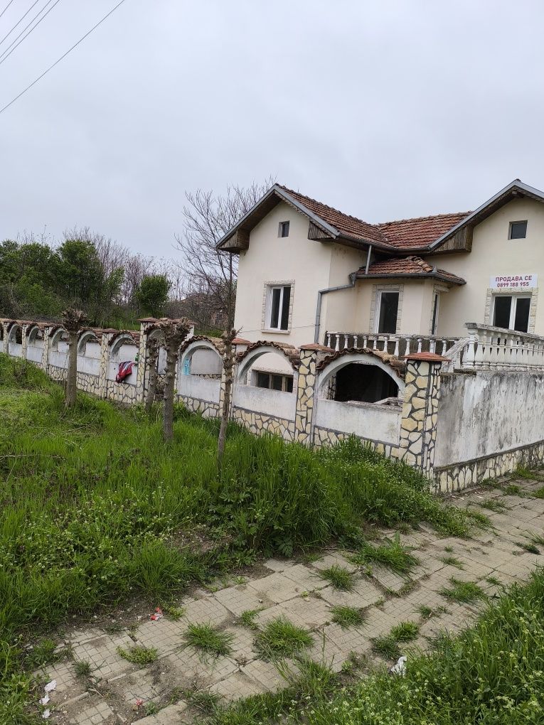 Продавам къща на главен път в с.Страхилово